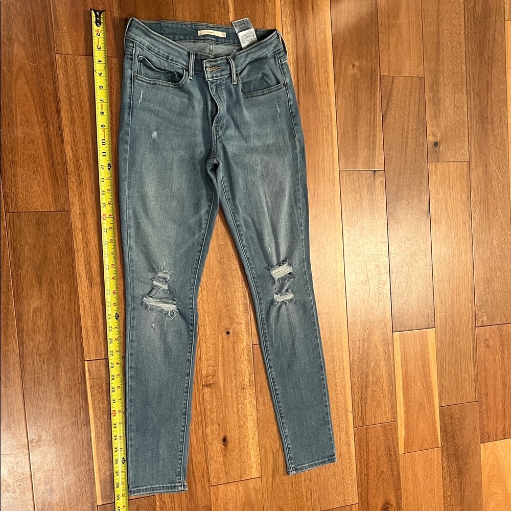 Women’s Levi’s 711 skinny jeans.